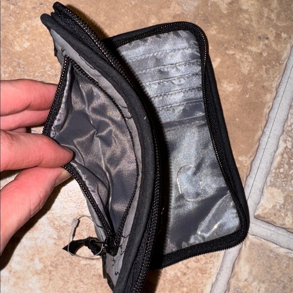 THIRTY ONE 31 Floral Quilted Pouch Wallet billfold with Black Trim Zippered - Picture 4 of 5